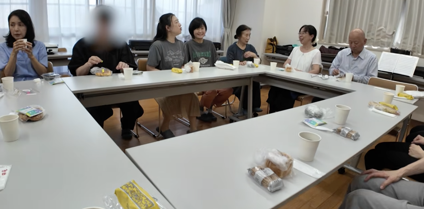 おやつを囲んだ交流タイム